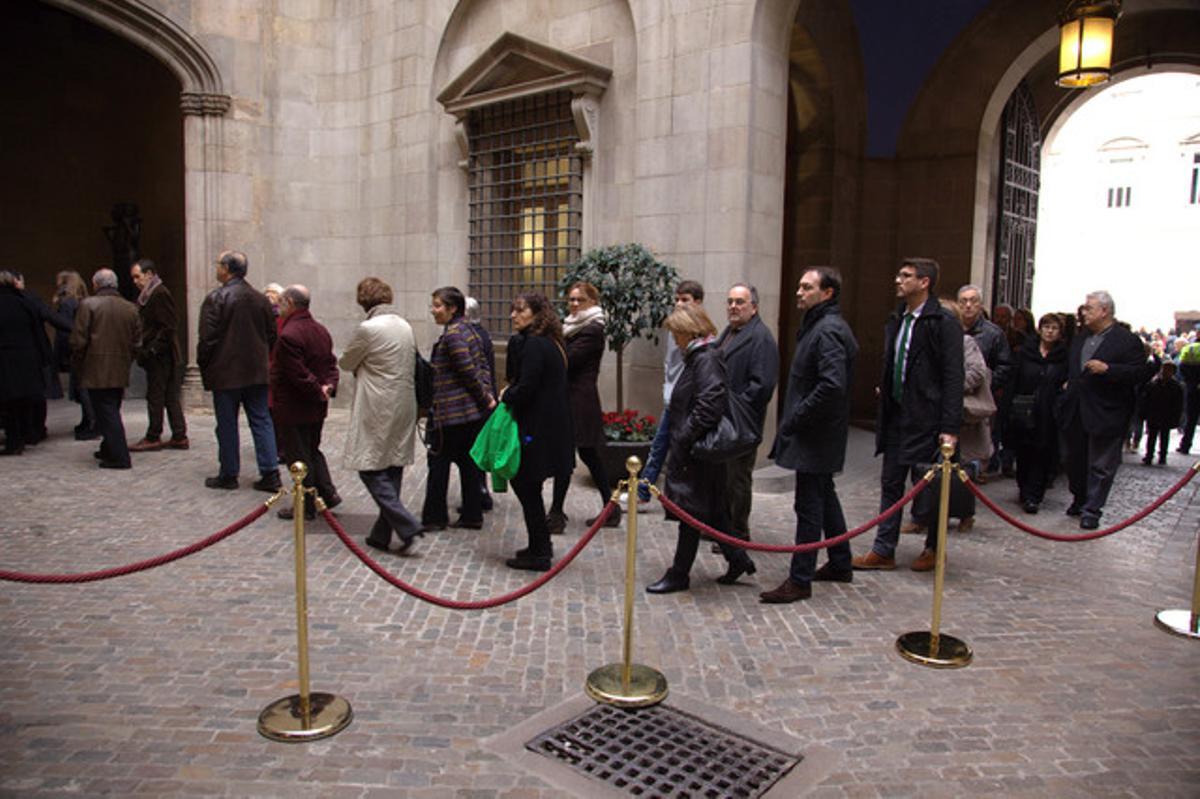 Desenes de ciutadans han assistit a la cerimònia de comiat de Joan Barril a l’Ajuntament de Barcelona.