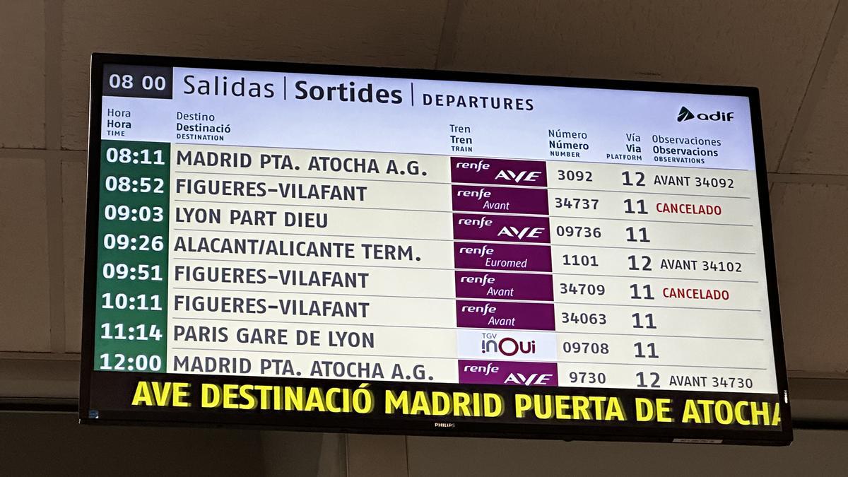 Una pantalla que muestra dos cancelaciones de trenes, por la huelga de interventores de Renfe este viernes Una pantalla que muestra dos cancelaciones de trenes, por la huelga de interventores de Renfe este viernes