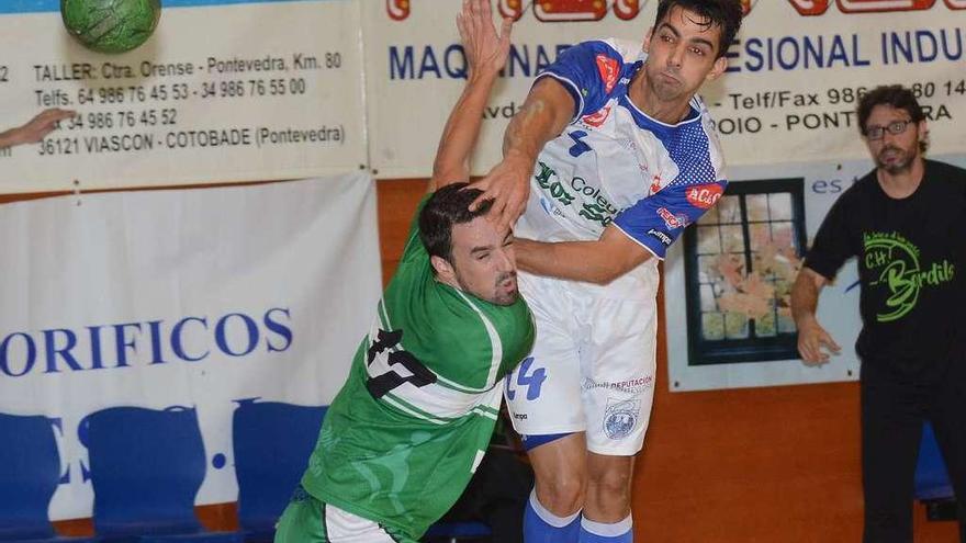 David Chapela intenta un lanzamiento en un partido de la pasada temporada con el Cisne. // Rafa Vázquez