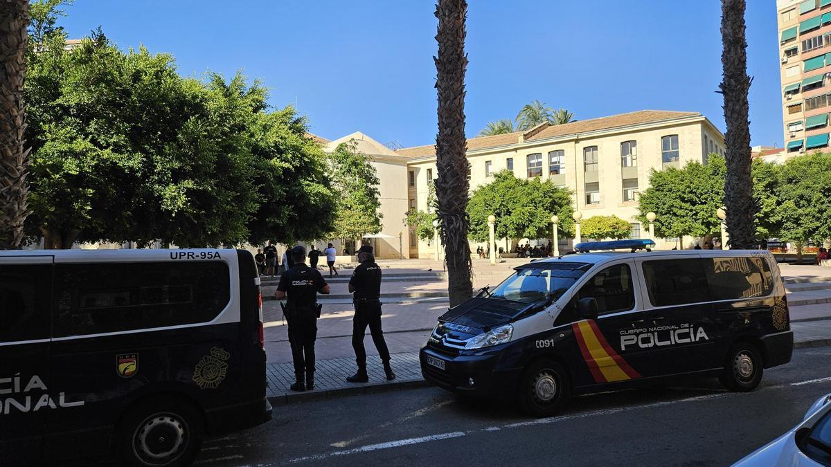 Despliegue de la Policía el día que pasaron a disposición judicial en Alicante los menores detenidos.