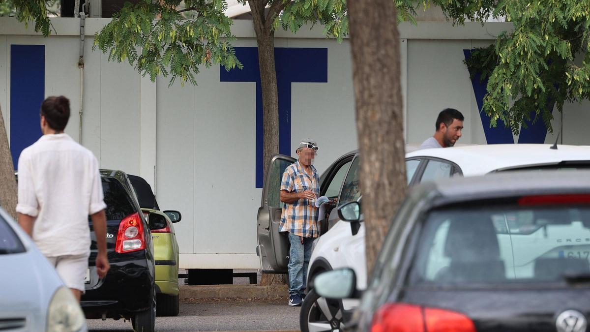 El 'conseguidor', con camisa de cuadros, ayer por la mañana en la ITV móvil de Ibiza.