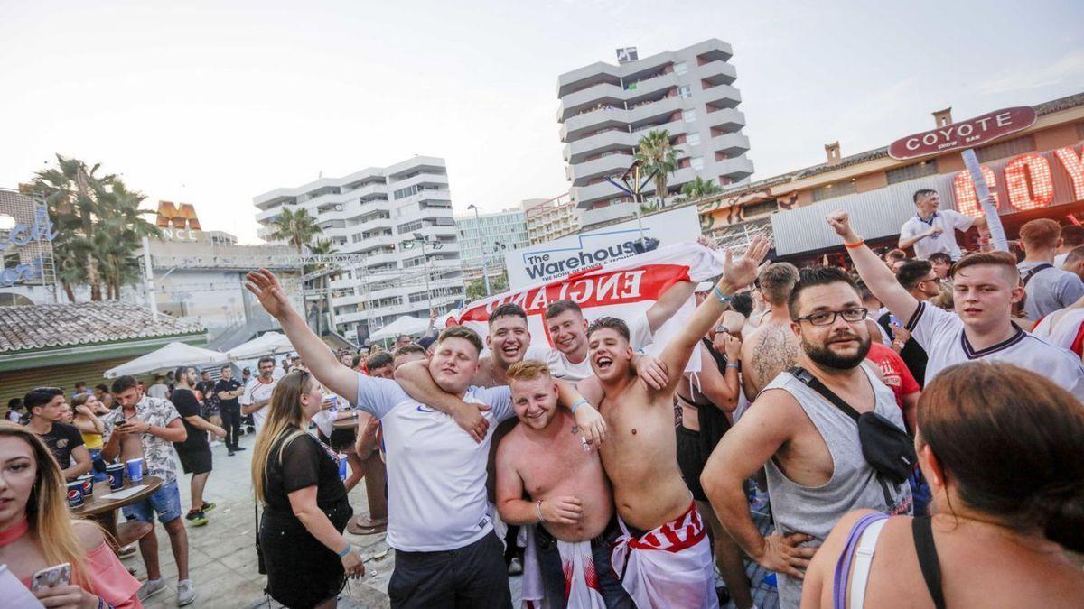 Aficionados ingleses viendo en Magaluf un partido de su selección. / MANU MIELNIEZUK