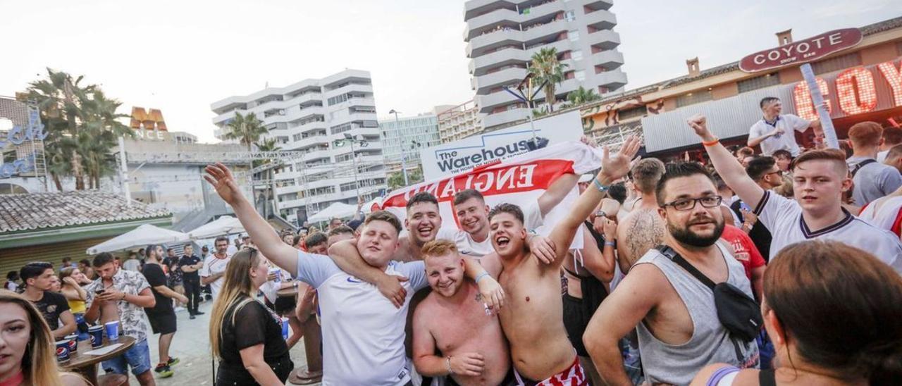 Aficionados ingleses viendo en Magaluf un partido de su selección.