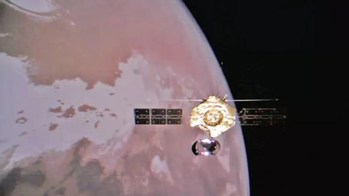Esta imagen fue tomada por una pequeña cámara que fue desechada de la nave espacial china Tianwen-1 para fotografiar la nave espacial en órbita sobre el polo norte marciano.