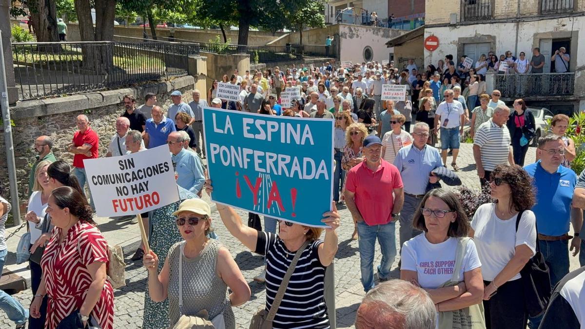 Así fue la manifestación en Cangas del Narcea para exigir unas carreteras dignas