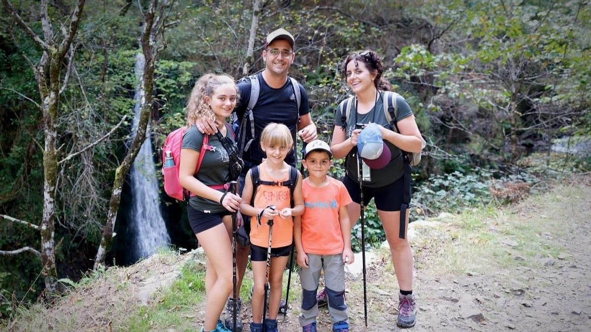 Jorge Pascual y María Montero, en una ruta con sus hijos Iris, Elsa y Eros.