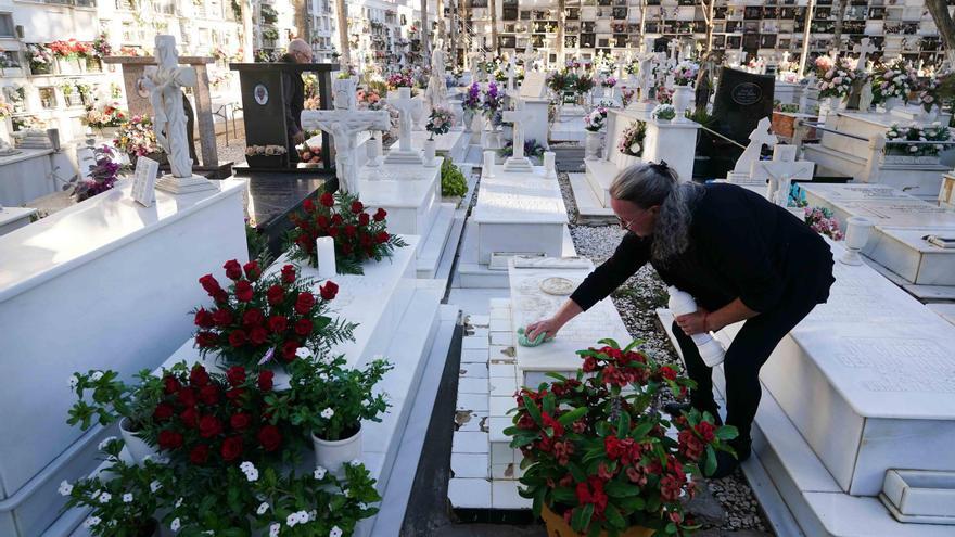 Un paseo por los cementerios de Málaga: flores y emociones