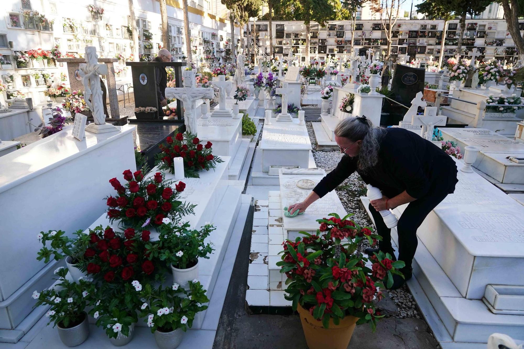 Una mujer limpiaba este miércoles una tumba en el Cementerio de San Juan, en El Palo.