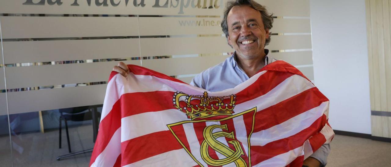 Iván Iglesias, ayer, en la redacción de LA NUEVA ESPAÑA de Gijón, con la bandera del Sporting. | Juan Plaza