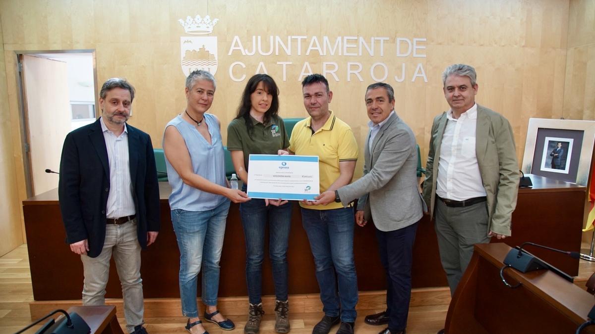 Representantes de Egevasa, el alcalde de Catarroja, y la concejala de Medioambiente en la entrega de 600 euros.