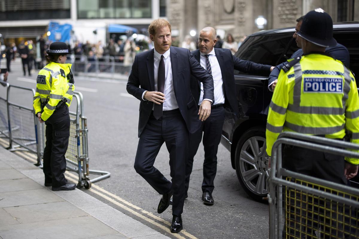 El príncipe Enrique testifica en Londres en el caso de los tabloides