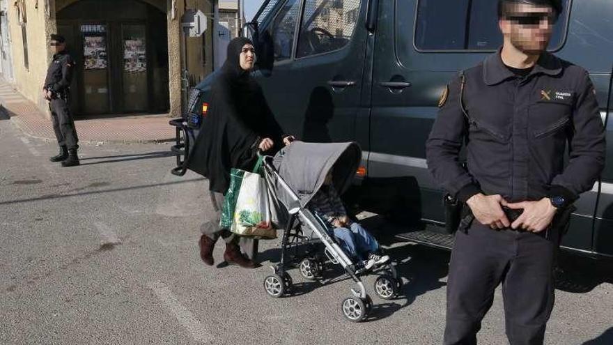 Cien agentes de la Guardia Civil toman Roquetas