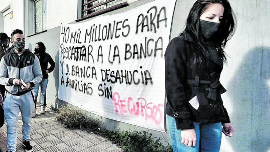 Pancarta de unos inquilinos amenazados de desahucio en Santa Cruz de Tenerife.