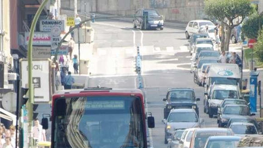 Un autocar circula por el carril bus en Federico Tapia. / daniel yonte