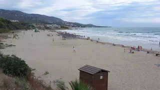 Reabierta al baño la playa de las Fuentes de Alcossebre tras confirmarse la buena calidad del agua