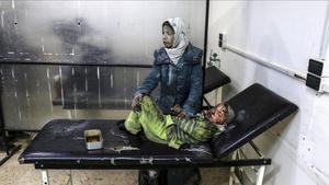 zentauroepp37370623 ba02 barzeh  siria  20 02 2017   una mujer abraza a su hijo 170322164948