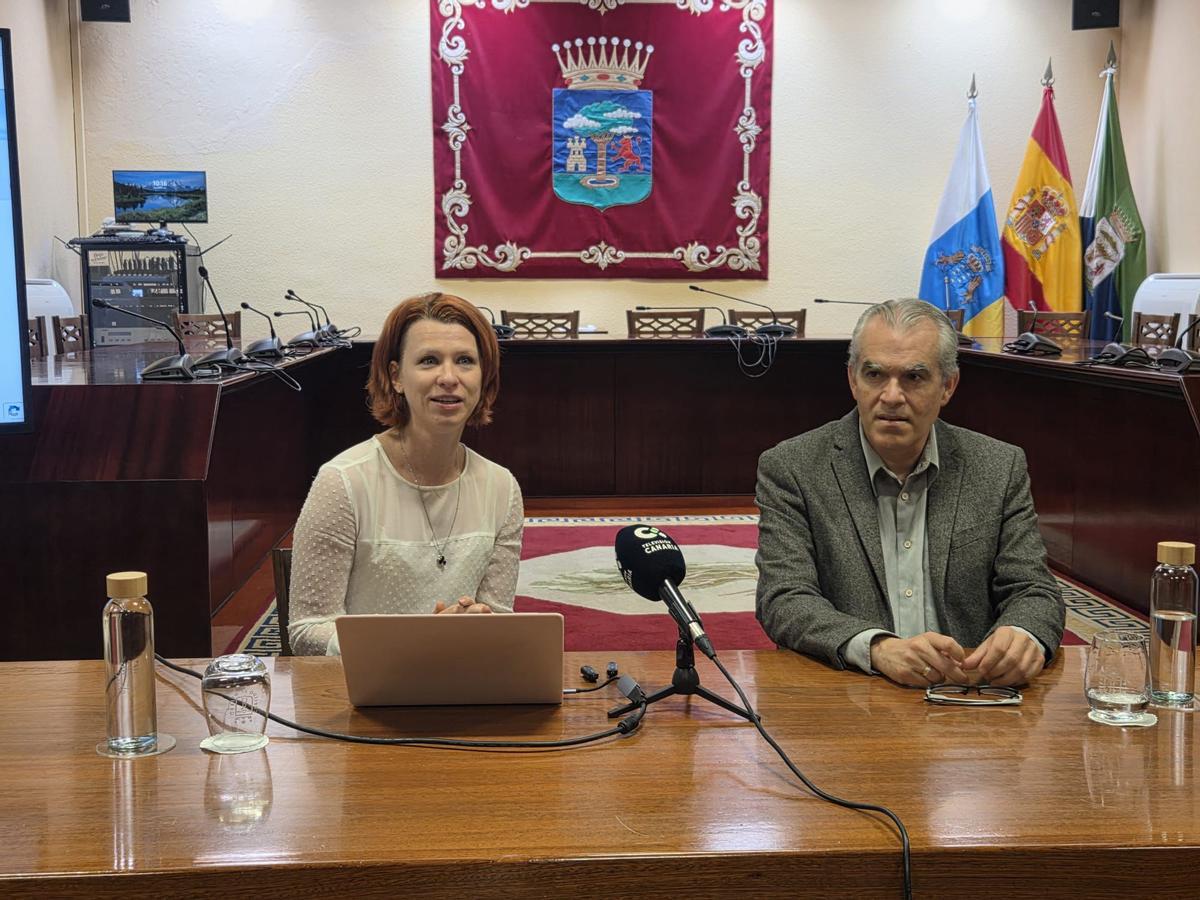 La actriz Aida Ballmann, durante la rueda de prensa, junto con el consejero insular Rubén Armiche.
