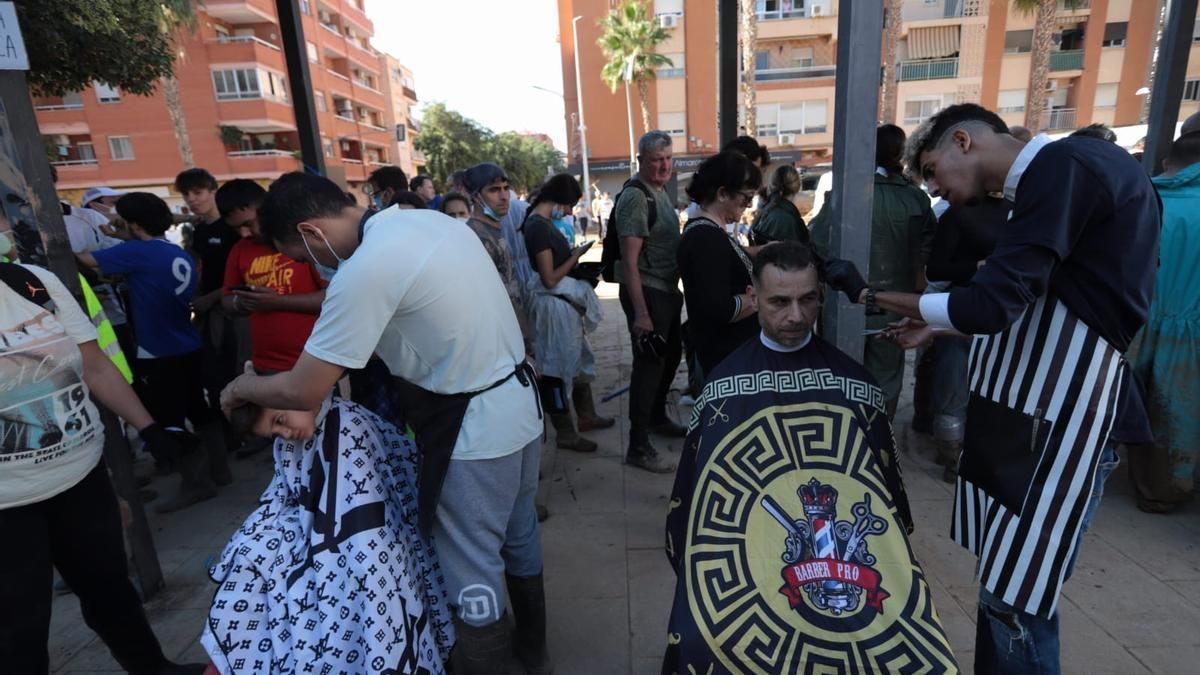 Cada uno ayuda como puede: un grupo de marroquíes llega desde Murcia para cortar el pelo y afeitar gratis.