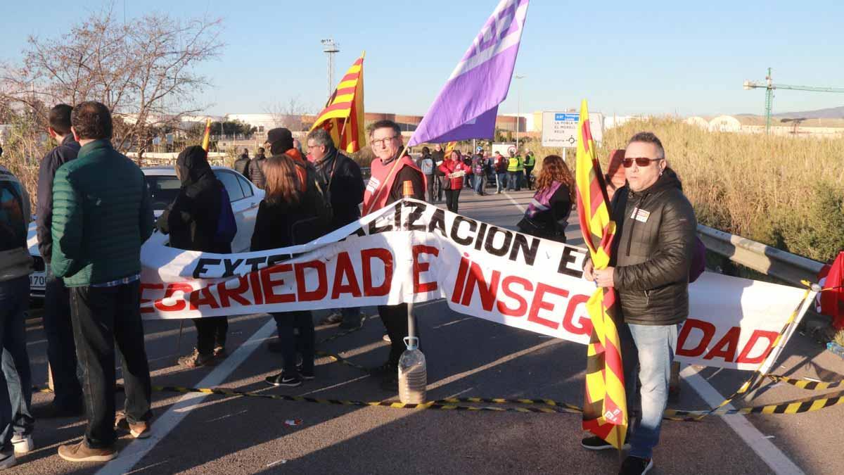 Un piquete informativo en el polígono norte corta al tráfico la T-750 durante la huelga del sector petroquímico en Tarragona. 