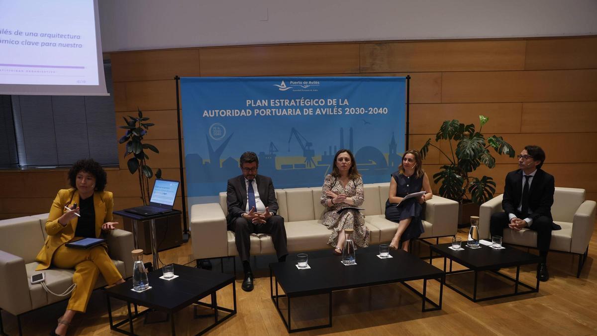 Ana Ulloa, Álvaro Rodríguez, María Calvo, Cristina Fanjul y Ramón Muñoz-Calero, este viernes, en el Puerto.