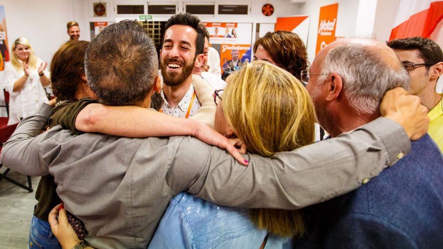 Javi Torres, abrazado por compañeros de partido tras las elecciones locales de 2019. | TONI ESCOBAR