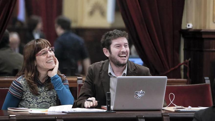 Laura Camargo y el líder de Podemos, Alberto Jarabo, en un pleno del Parlament.