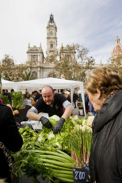 Mercado ecológico en la plaza del Ayuntamiento de Valencia