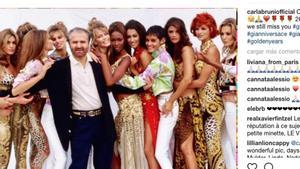 Carla Bruni comparte esta imagen en su cuenta de Instagram en homenaje a Gianni Versace.