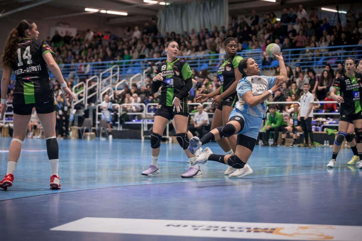 Lorena Téllez se dispone a lanzar.