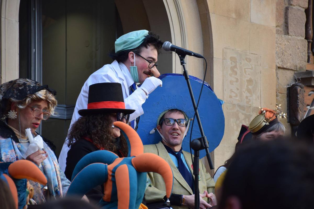 La sermonaire de Solsona reparteix a tort i a dret el matí de diumenge de Carnaval