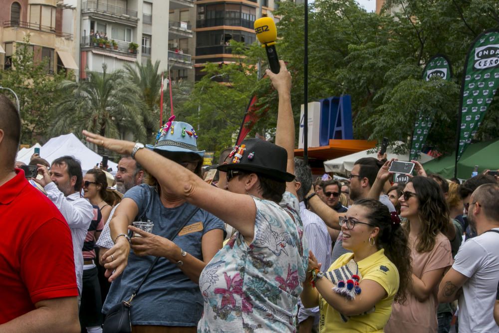 La sexta mascletà del concurso ofrece un espectáculo monótono, con un intenso final terrestre simultáneo que envuelve la plaza