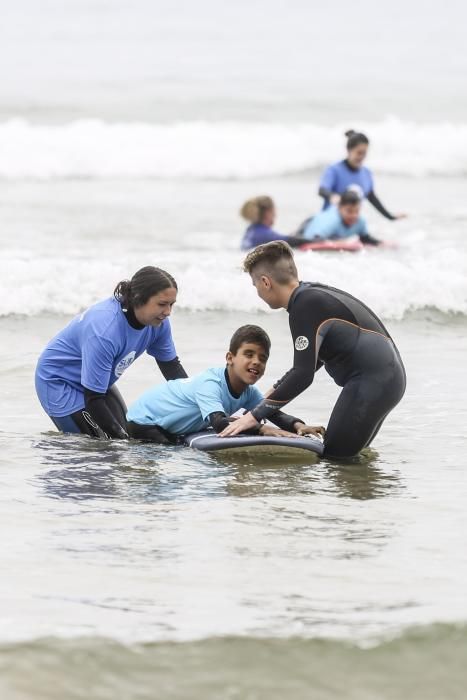 Surf solidario en la playa de San Lorenzo, Gijón