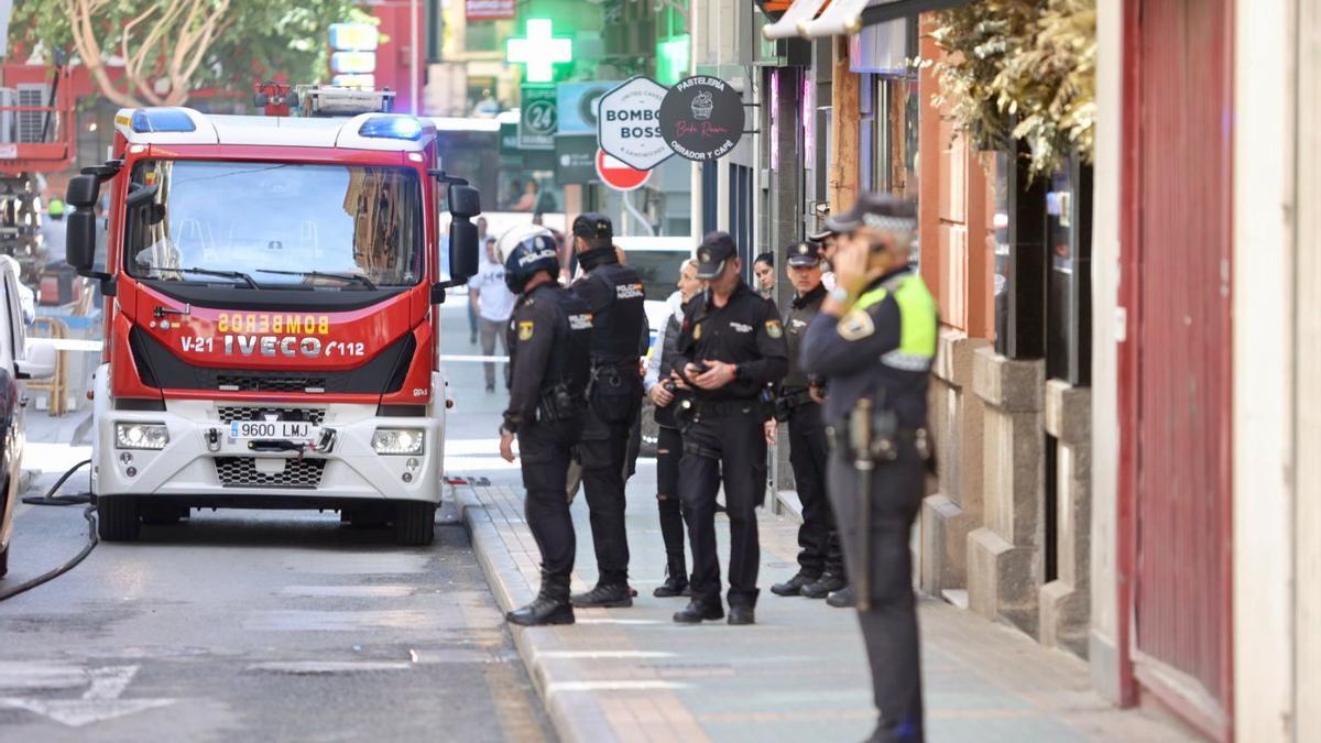 Cordón policial en Alicante debido a una mujer que se ha echado gasolina y ha intentado quemarse a lo bonzo