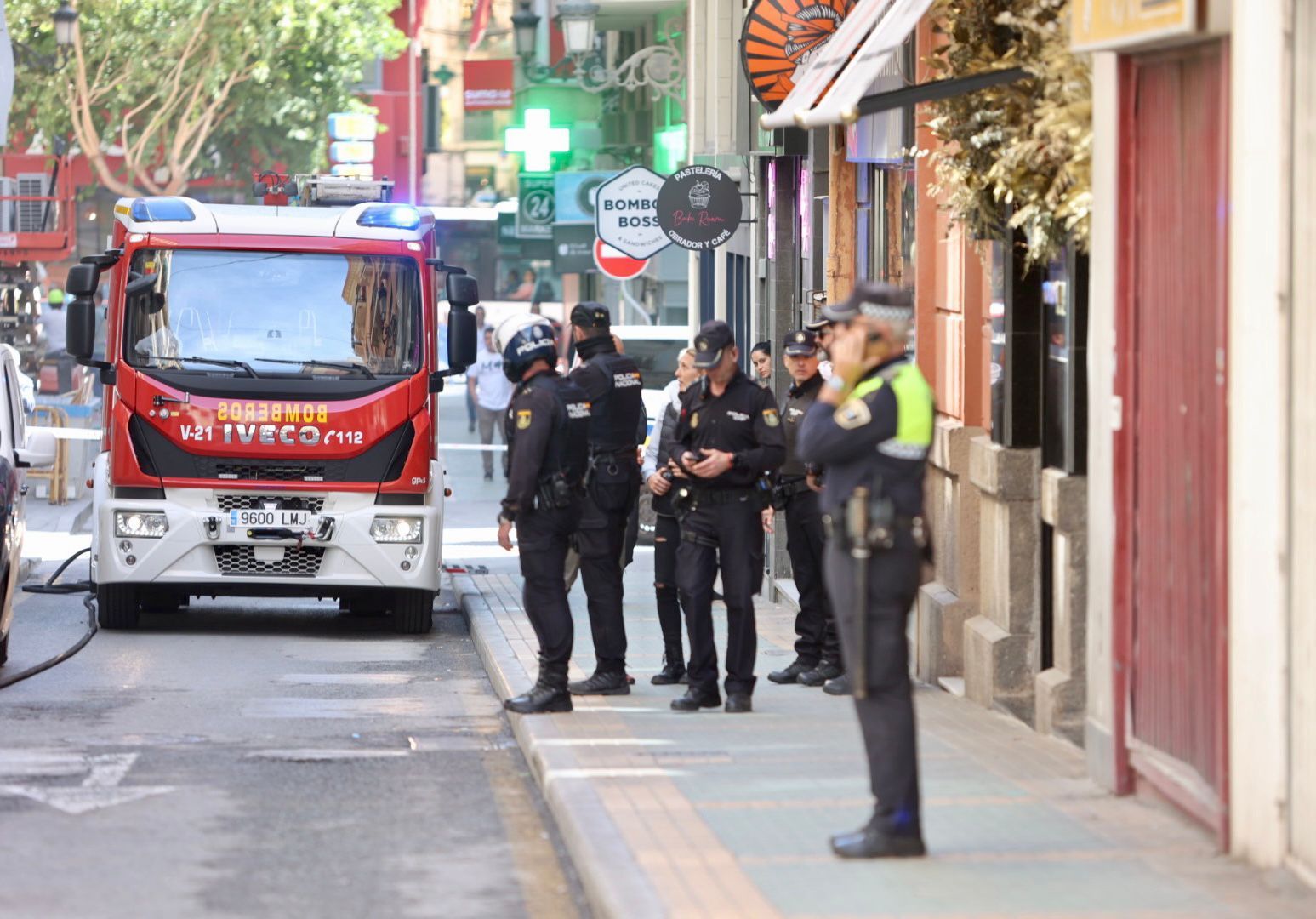 Cordón policial en Alicante debido a una mujer que se ha echado gasolina y ha intentado quemarse a lo bonzo