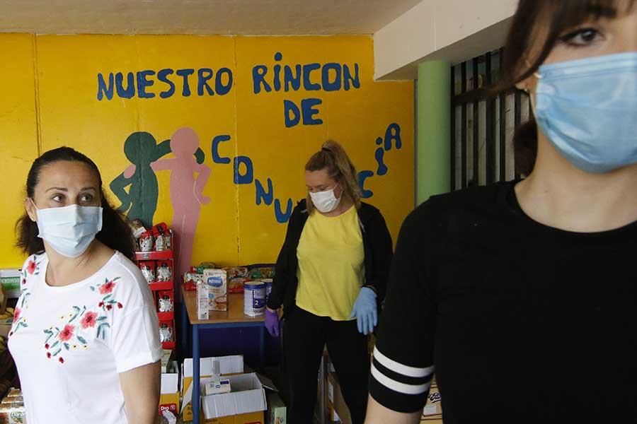 Reparto masivo de alimentos en el colegio Fernán Pérez de Oliva