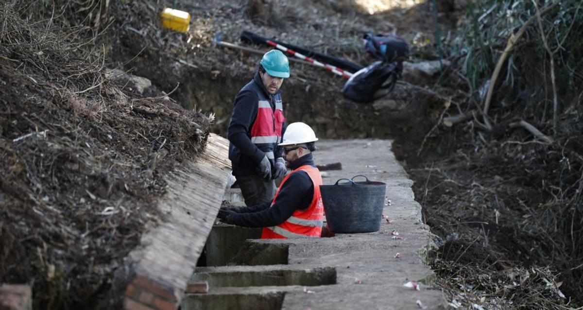 A la izquierda, trabajadores en las primera tareas en la trinchera de La   Lloba. Junto a estas líneas, personal de la Universidad de Oviedo en la zona   donde está ubicada la trinchera. | MIKI LÓPEZ