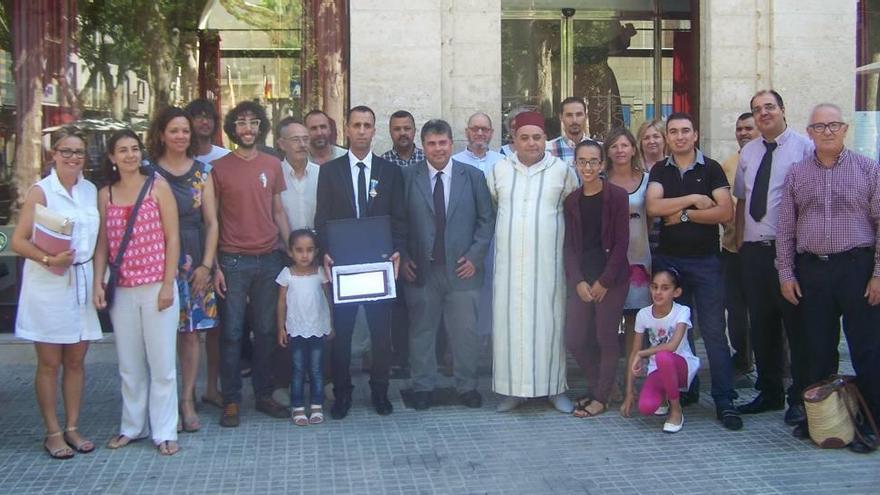 Foto de familia de la corporación junto al homenajeado y sus familiares.