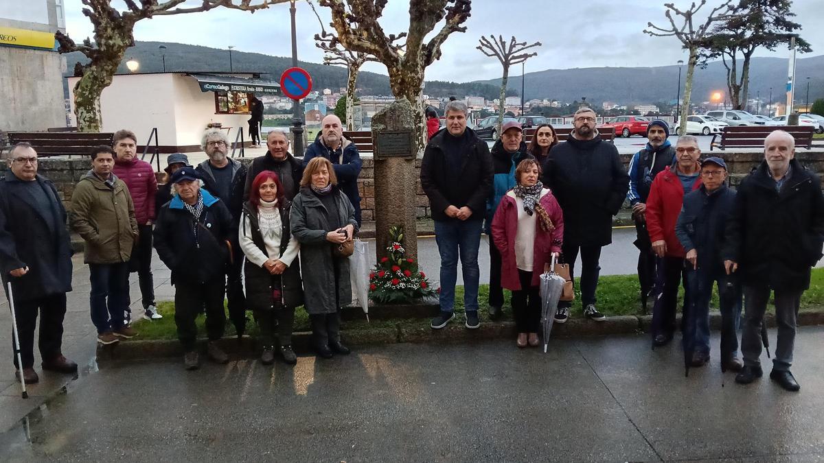 Participantes na ofrenda floral a Pepe Miñóns en Corcubión.