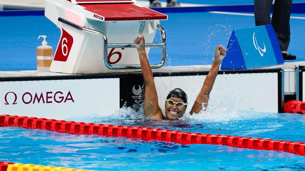 Teresa Perales celebra su clasificación a las finales del 100 espalda