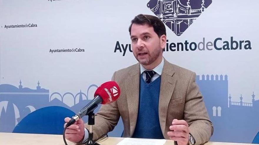 El alcalde de Cabra, Fernando Priego, explica la remodelación del equipo de gobierno.