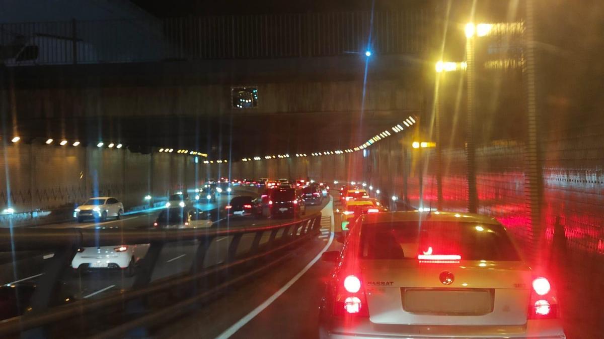 Retenciones en los túneles de Beiramar por la comitiva de los seguidores del Bolonia hacia Balaídos