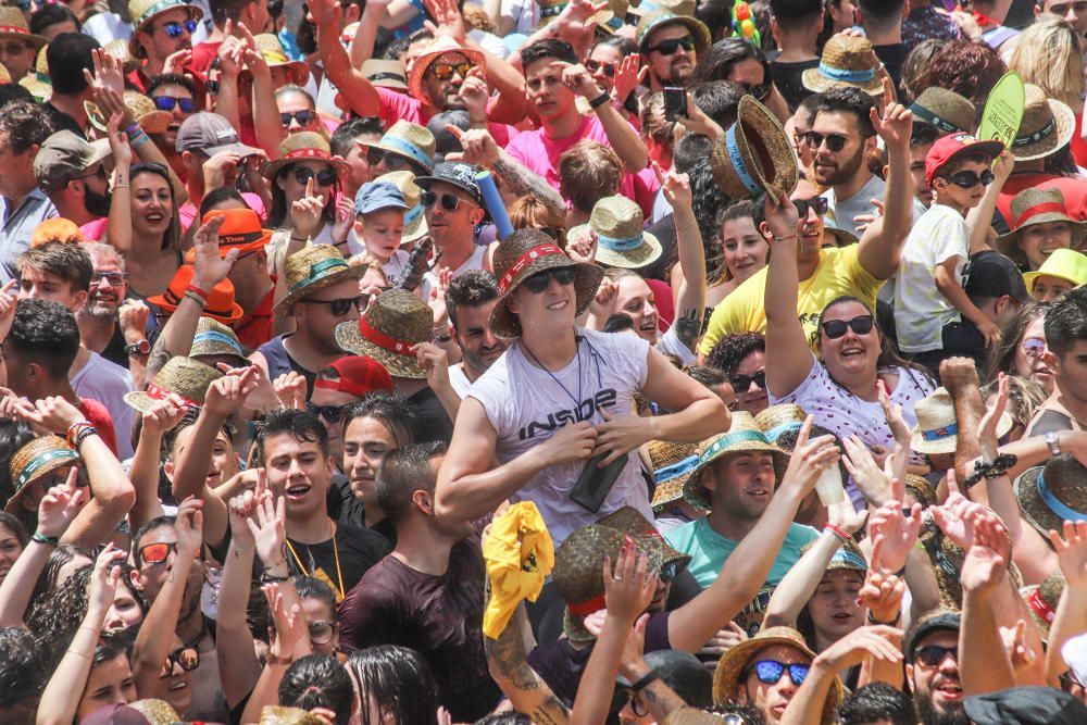 Los catralenses y muchos vecinos de la Vega Baja estallan en alegría y fiesta para iniciar las celebraciones de San Juan con el chupinazo