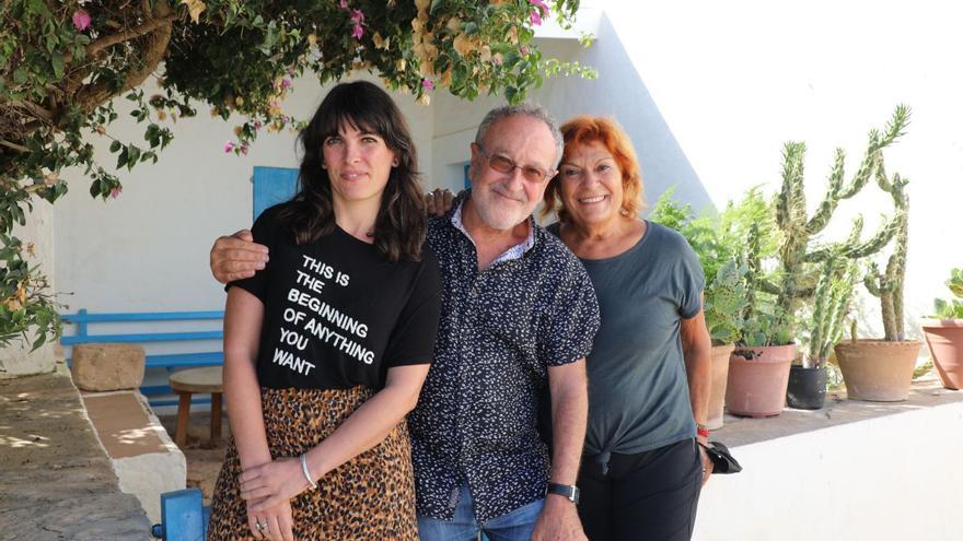 Francesc Fàbregas, en el centro, junto a Marina Feliu, a la derecha, organizadores del Formentera Fotográfica. | C.C.