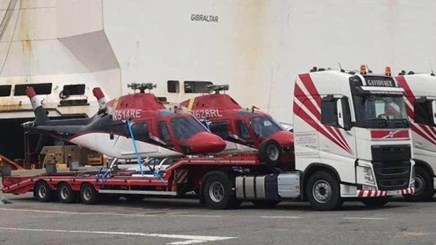 Los helicópteros, antes de partir ayer en camión hacia Sevilla. // FdV