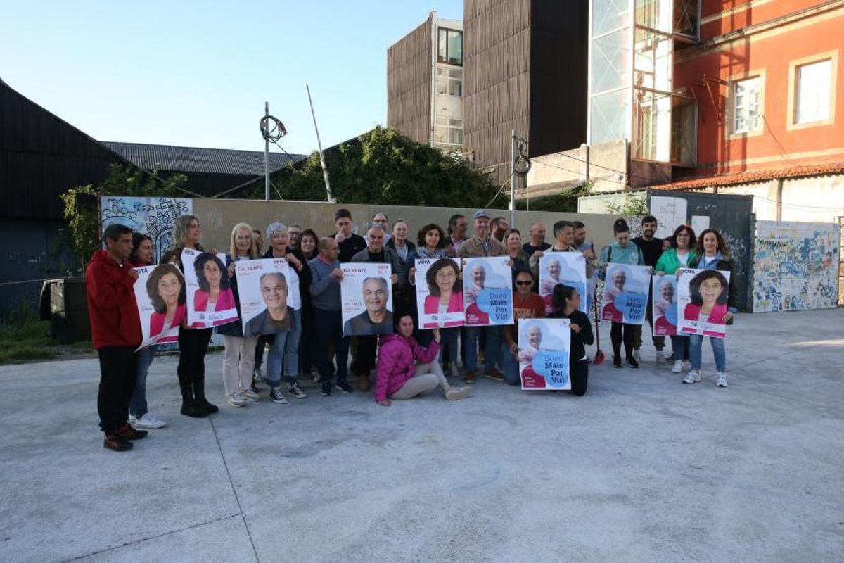 José Enrique Sotelo y miembros de la candidatura del PP, ayer delante de su sede en Cangas.   | // S.ÁLVAREZ