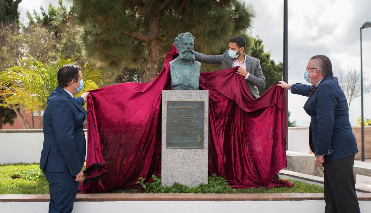 Colocación de un busto en Arona en homenaje a Antonio Domínguez Colocación de un busto en Arona en homenaje a Antonio Domínguez