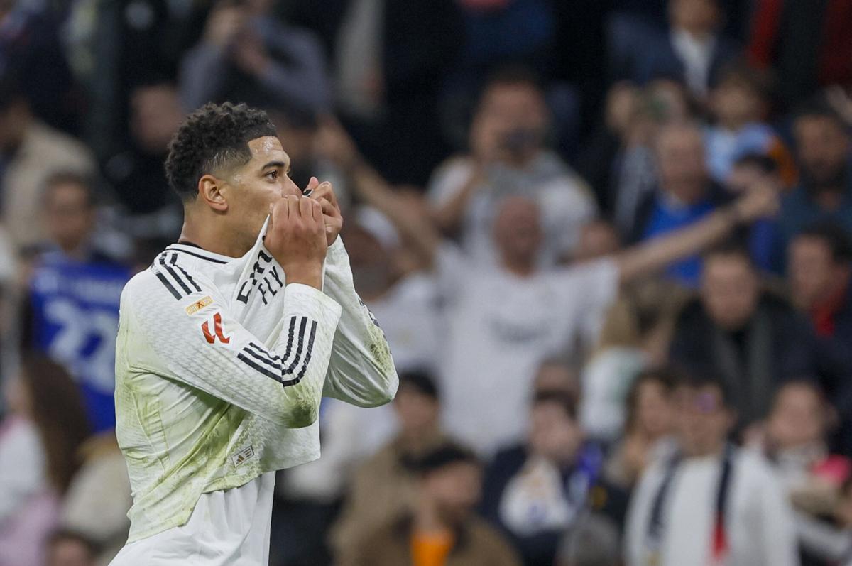 MADRID, 01/12/2024.- El centrocampista inglés del Real Madrid Jude Bellingham celebra el primer gol de su equipo en el partido de LaLiga entre el Real Madrid y el Getafe, este domingo en el estadio Santiago Bernabéu. EFE/ Ballesteros