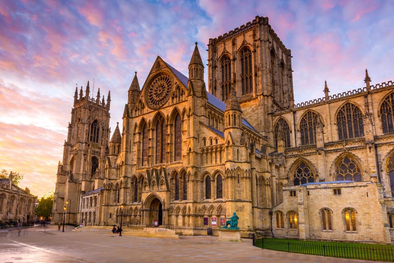 La catedral de York Minster es una de las más grandes de Europa del norte, destacando por su belleza gótica y sus vidrieras milenarias.