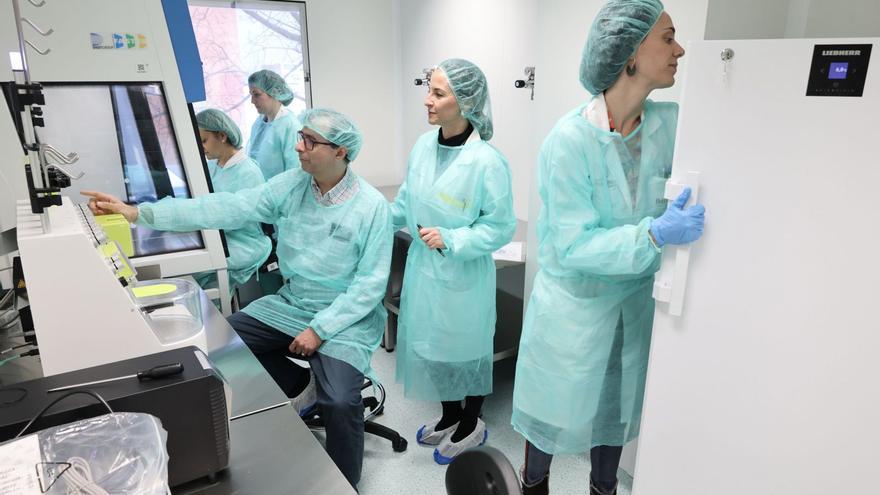 Los doctores Blanquer y García junto a parte del equipo en el Laboratorio de Terapia Génica.
