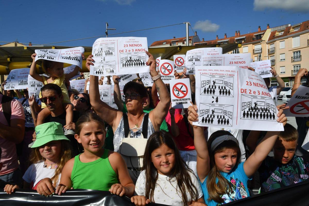 Protesta en Miño por la saturación del colegio.